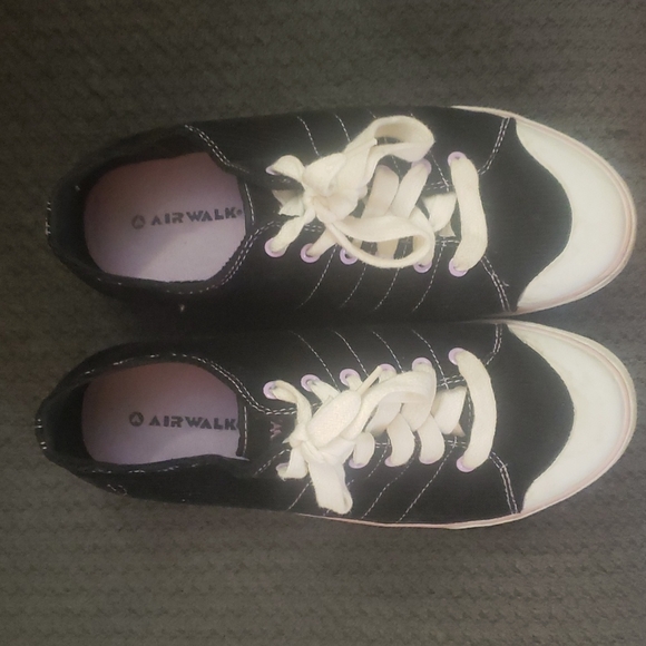 Airwalk black corduroy with lavender lace eyeholes and accents size 8.5 - Picture 2 of 12